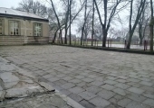Dziś w miejscu projektowanego kompleksu znajdują się stare płyty chodnikowe.