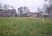 Dziś w miejscu projektowanego kompleksu znajdują się: stare boisko o nawierzchni asfaltowej do koszykówki, nierówny plac zielony do gry w piłkę nożną, który okala gruntowa bieżnia. 