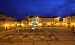 rynek trybunalski oświetlony w nocy