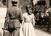 2.-Stanislaw-Mikulski-i-Barbara-Kwiatkowska-na-planie-filmu-Ewa-chce-spac-w-Piotrkowie-na-ulicy-Krakowskie-Przedmiescie
