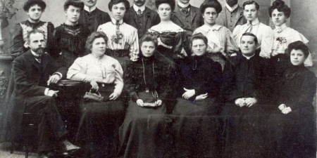 Pierwsza rada pedagogiczna pensji Heleny Trzcińskiej 1906-1907 r.; źródło: dawnypiotrkow.pl